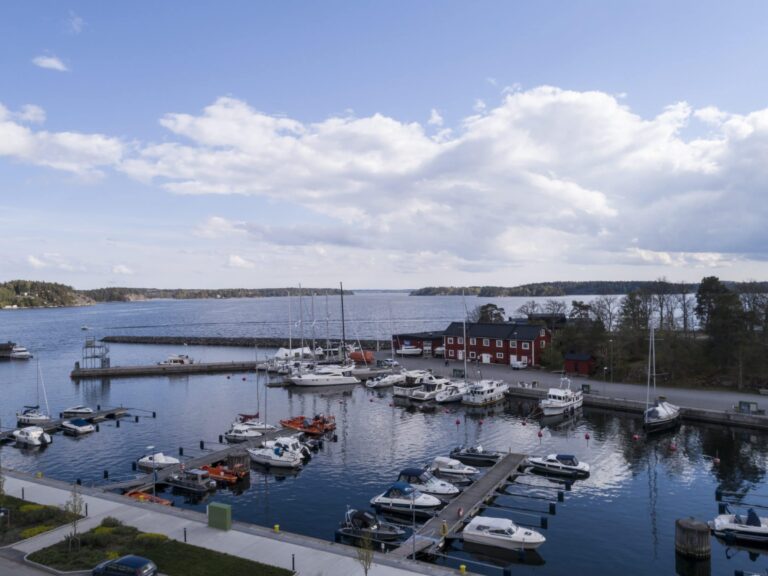 Utsikt från tomtmarken i Rindö Hamn